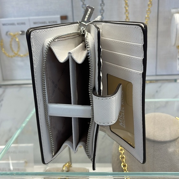 Michael Kors Medium Saffiano Leather Bifold Wallet
Optic White
NWT - Picture 8 of 16